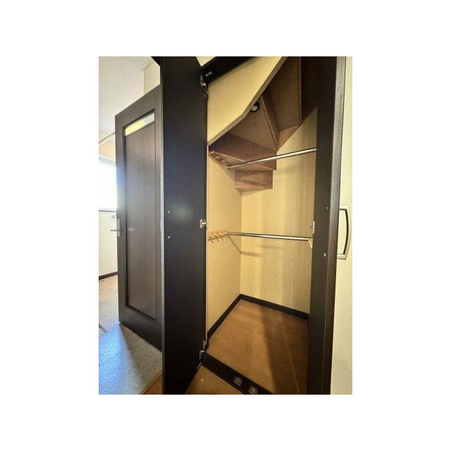 1階の階段下収納です。