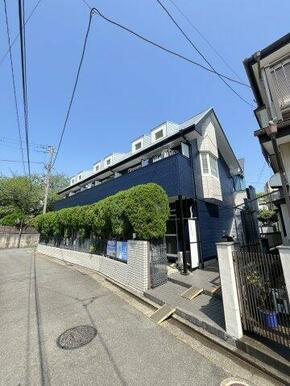 JR横須賀線「衣笠」駅徒歩13分、平坦の道のりです。