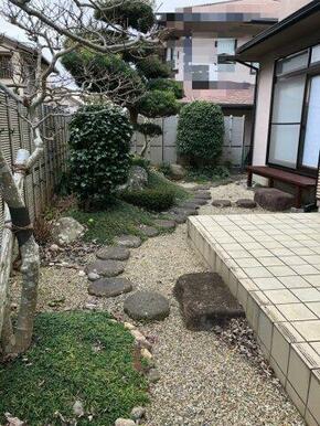 手入れの行き届いた日本庭園