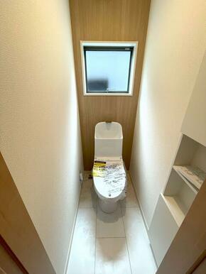 １階・２階ともＴＯＴＯウォシュレット。壁埋め込み型収納がついていてトイレ備品を保管できます