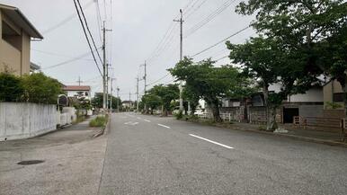 桜並木の１６ｍ道路に面する角地です　≪更地渡し≫