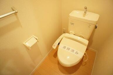 お尻に優しいシャワー機能付きのトイレです。暖房便座にもなっていますので冬でも快適です。