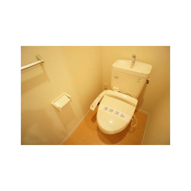 お尻に優しいシャワー機能付きのトイレです。暖房便座にもなっていますので冬でも快適です。