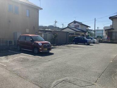 駐車場は各世帯１台込みです。