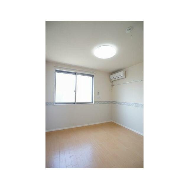 北側洋室にも照明器具やエアコンが付いています。ご入居時にかかる初期費用も軽減できます。