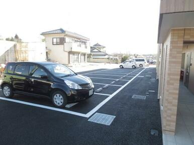 敷地内駐車場月額７，０００円　２台貸出も可能です。