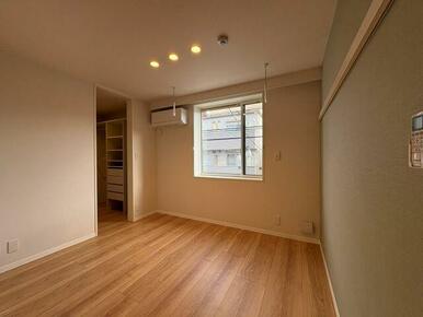 洋室にはダウンライトを採用しております