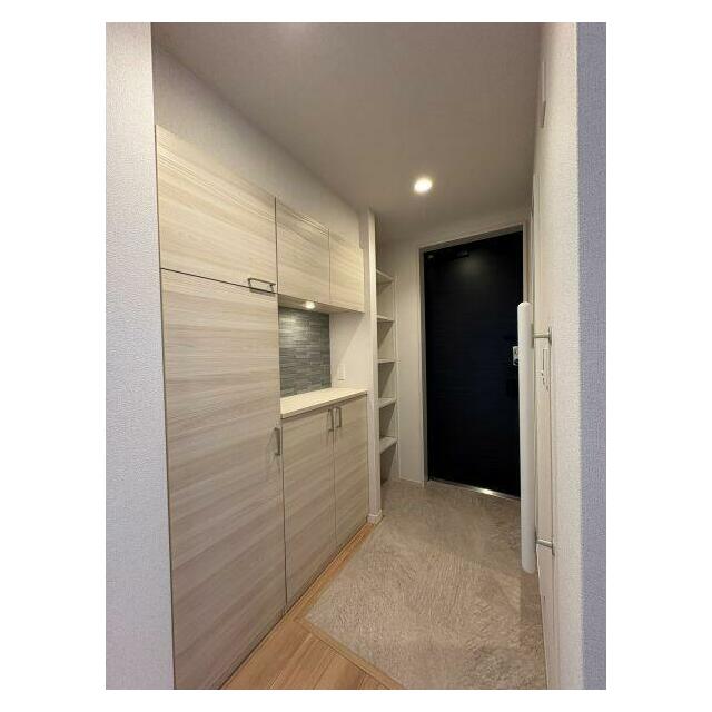 玄関はシューズボックス、手摺がございます