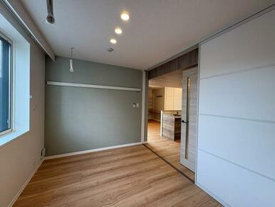 洋室にはハンガーフック付き化粧幕板がございます