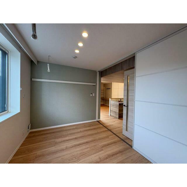 洋室にはハンガーフック付き化粧幕板がございます