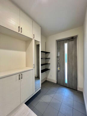 広々とした玄関は、玄関収納の他に棚が付いており、玄関を広く使用できます。