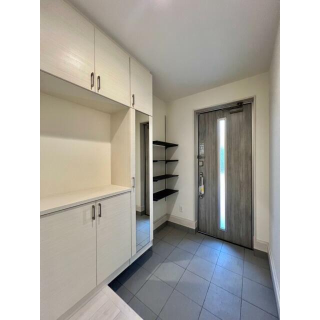 広々とした玄関は、玄関収納の他に棚が付いており、玄関を広く使用できます。