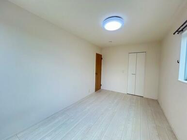 2階洋室約7.5帖　別角度から