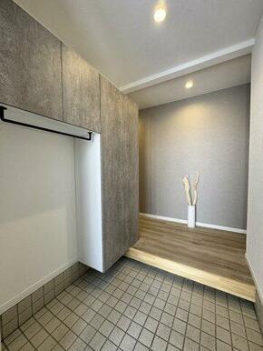 コートもかけられる大容量シューズボックスつき。