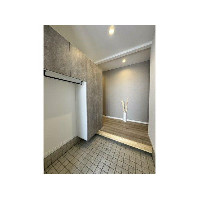 コートもかけられる大容量シューズボックスつき。