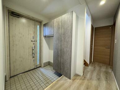 玄関ドア新品交換済み。