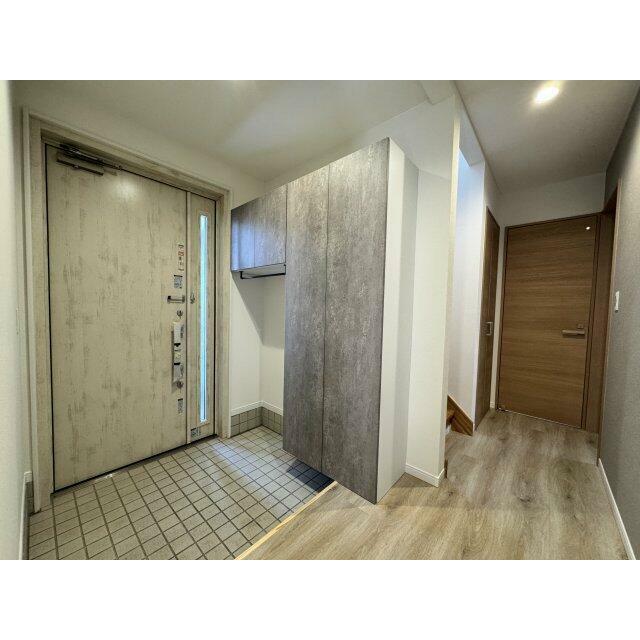 玄関ドア新品交換済み。