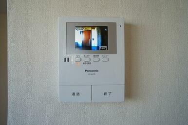 来訪者の顔がモニター画面で確認出来る、安心のＴＶドアホン。カラー・録画・再生機能付きです。