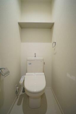 洗浄機能付きの便座設置済です。便利な収納棚も設置されていますので、トイレットペーパーなどの収納場所…