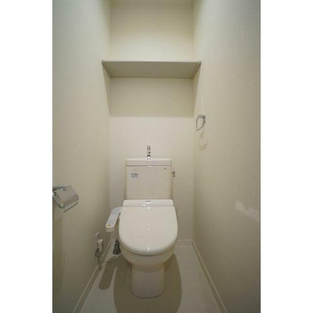 洗浄機能付きの便座設置済です。便利な収納棚も設置されていますので、トイレットペーパーなどの収納場所…