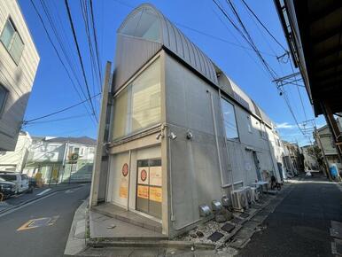 ※正面入口は別部屋です。１０２号室の入口は右側にあります。