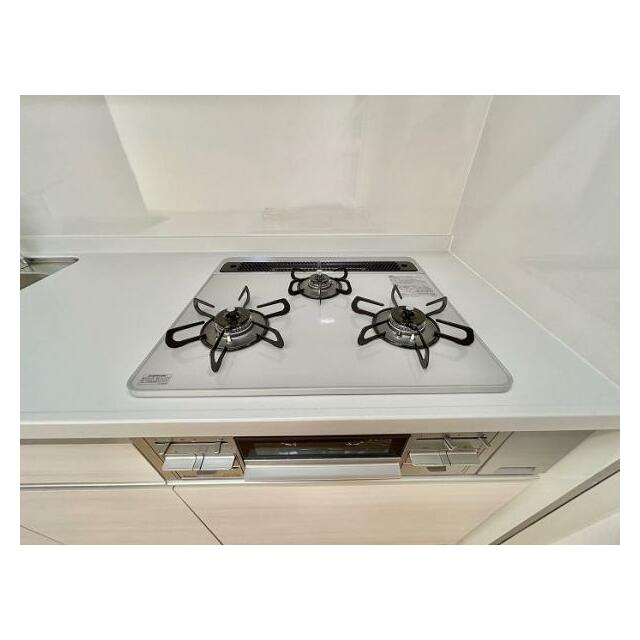 「システムキッチン」３口のコンロです