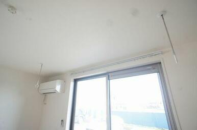 【ホスクリーン】部屋干しに便利な室内物干付きで雨の日や外出時も安心して洗濯物が干せます◎