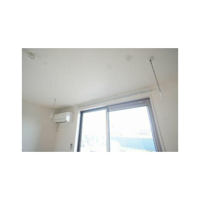 【ホスクリーン】部屋干しに便利な室内物干付きで雨の日や外出時も安心して洗濯物が干せます◎