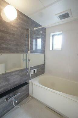 【浴室】１日の終わりは清潔感のある快適な空間で、ゆっくりと疲れを癒してください♪２４時間換気システ…