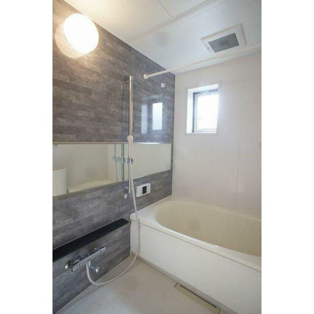 【浴室】１日の終わりは清潔感のある快適な空間で、ゆっくりと疲れを癒してください♪２４時間換気システ…