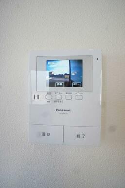 【ＴＶドアホン】来訪者を声と映像で確認できて女性にも安心を与えるカラーモニター付ドアホン♪録画機能…