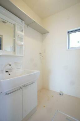 【洗面所】とても便利な洗髪洗面化粧台は今や必須アイテム！上部には収納棚があって、日用品の買いだめ等…