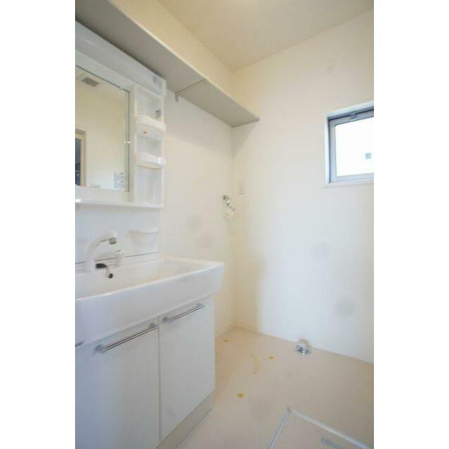 【洗面所】とても便利な洗髪洗面化粧台は今や必須アイテム！上部には収納棚があって、日用品の買いだめ等…