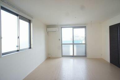 【ＬＤＫ】角部屋なので２面窓から明るい陽射しが降りそそぎ、風がそよぐ快適な空間です◎もちろん冷暖房…