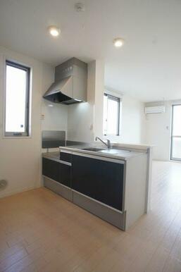 【キッチン】吊戸棚のないオープンカウンターキッチンは、開放的で明るい雰囲気の空間を演出します♪