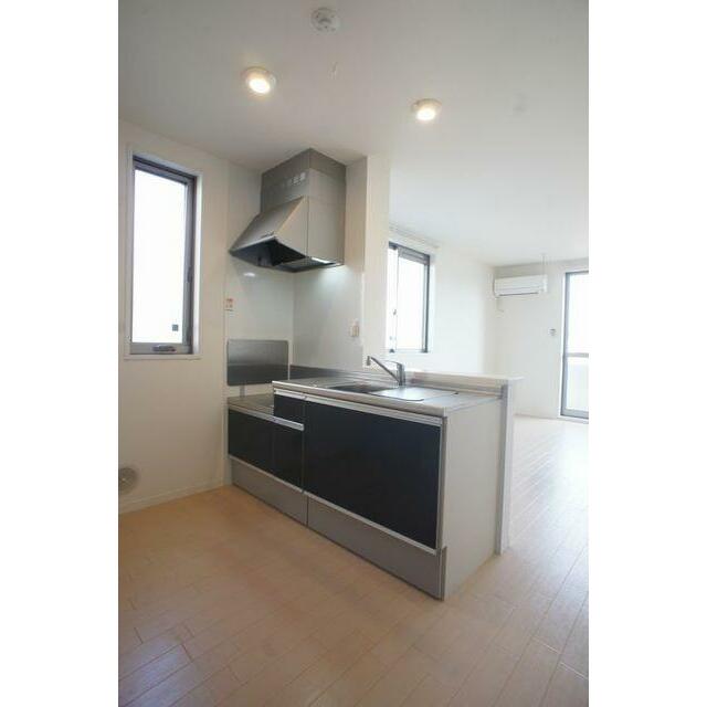 【キッチン】吊戸棚のないオープンカウンターキッチンは、開放的で明るい雰囲気の空間を演出します♪