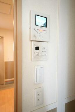 モニター付きインターホン設置、来訪者の確認が可能です。