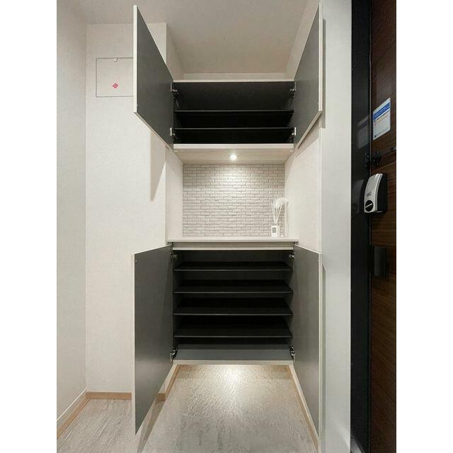 玄関　上下セパレートタイプのシューズボックスを設置