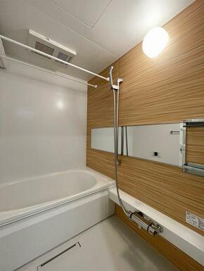 浴室　アクセントパネル採用、浴室乾燥暖房機設置。