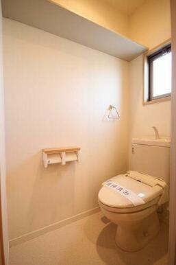 トイレ　洗浄機能付き暖房便座設置、上部には棚がございます。