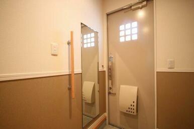 玄関　姿見、手摺の設置がございます。