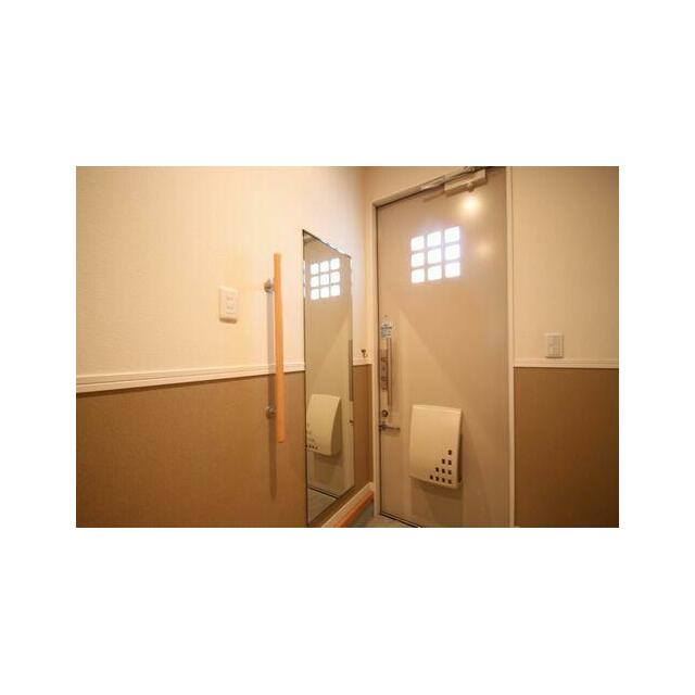 玄関　姿見、手摺の設置がございます。