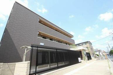 重量鉄骨造３階建