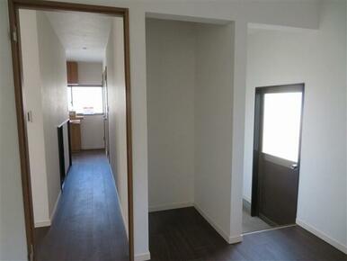 勝手口・冷蔵庫置場・廊下