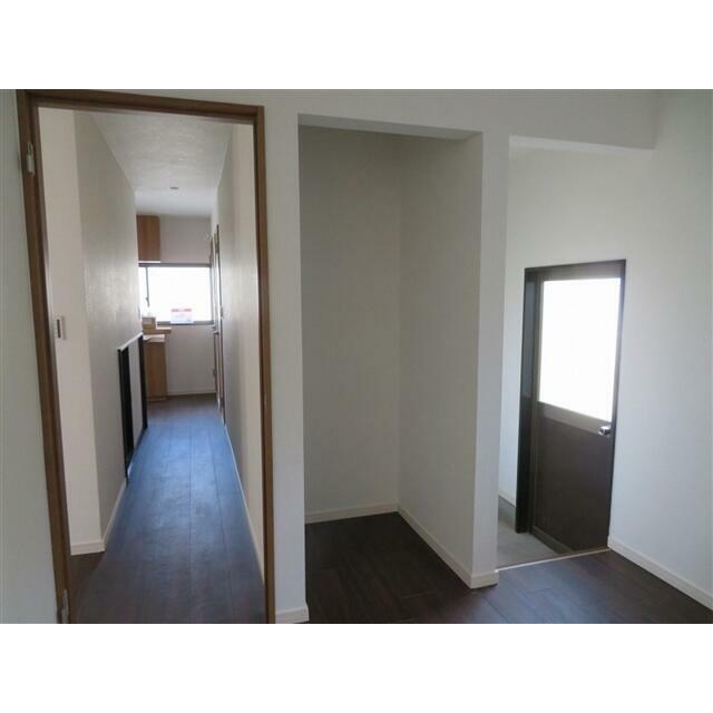 勝手口・冷蔵庫置場・廊下