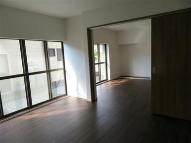 1階リビングから洋室