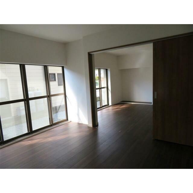 1階リビングから洋室