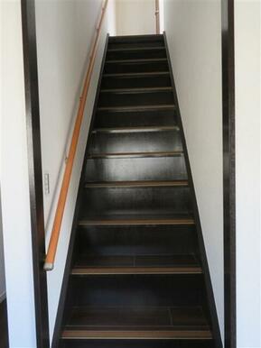 階段には手すりがついています