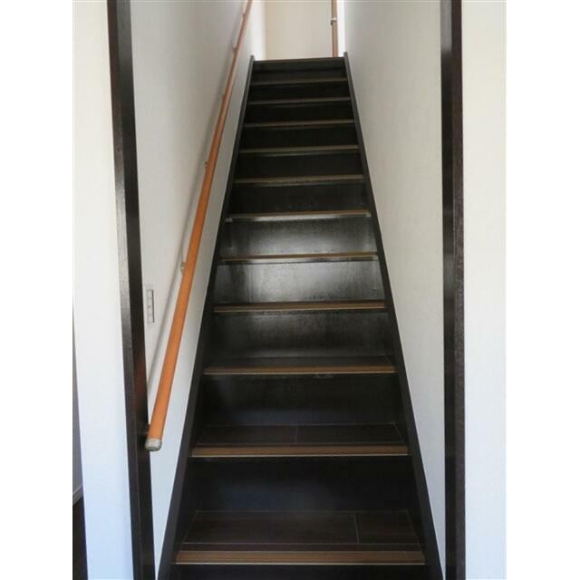 階段には手すりがついています