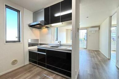 【ＬＤＫ】換気と採光を考慮した小窓の付いたキッチンは、リビングとのコミュニケーションが図れる人気の…